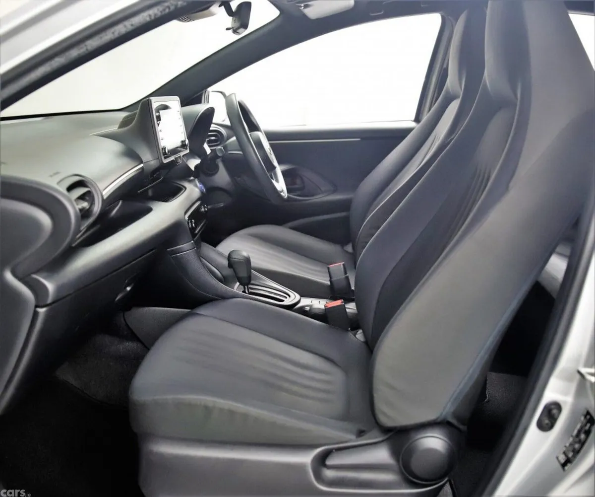 Toyota Yaris Hatchback, Petrol Hybrid, 2022, Silver