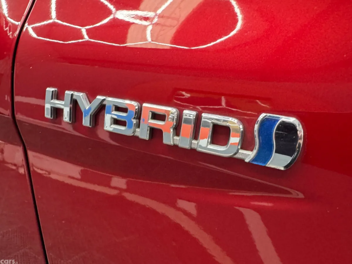 Toyota Camry Saloon, Petrol Hybrid, 2018, Red
