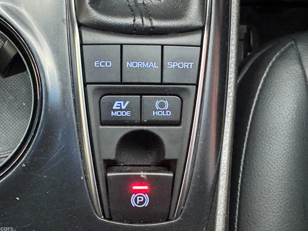 Toyota Camry Saloon, Petrol Hybrid, 2018, Red