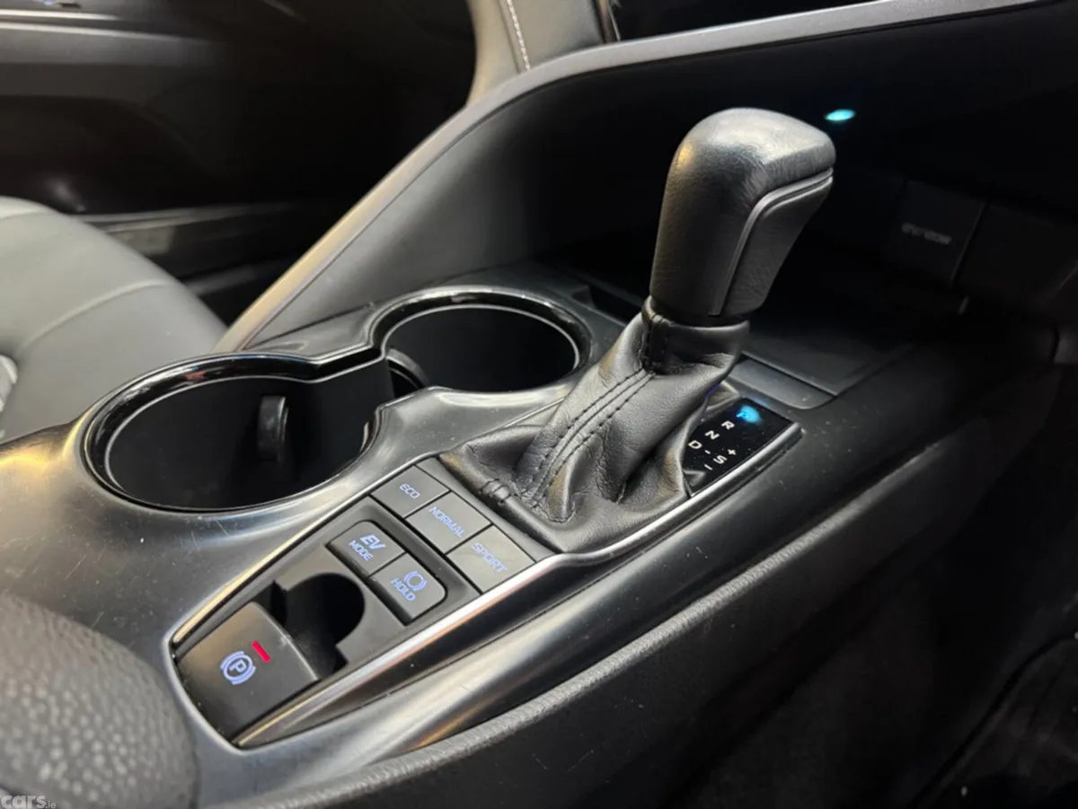 Toyota Camry Saloon, Petrol Hybrid, 2018, Red
