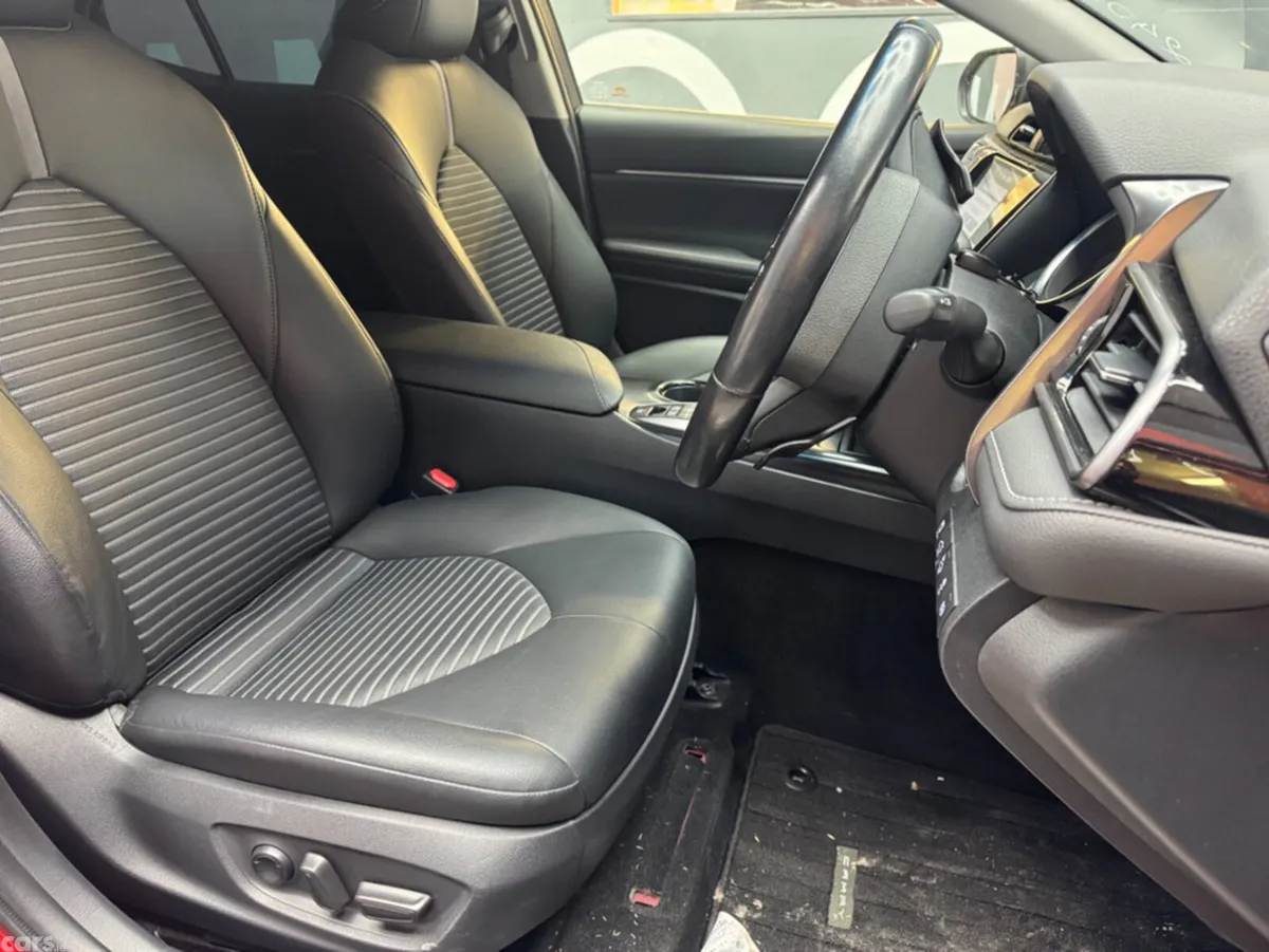 Toyota Camry Saloon, Petrol Hybrid, 2018, Red