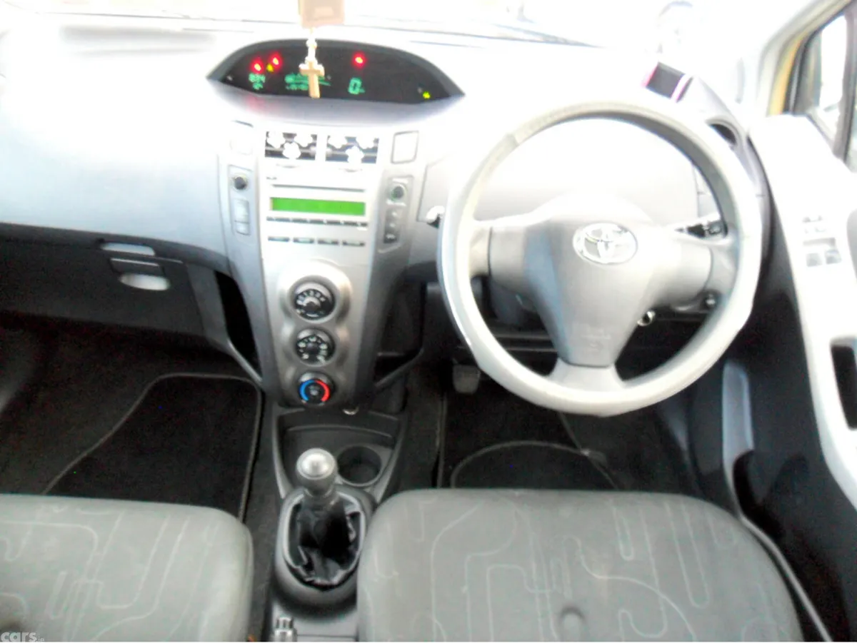 Toyota Yaris Hatchback, Petrol, 2010, Silver