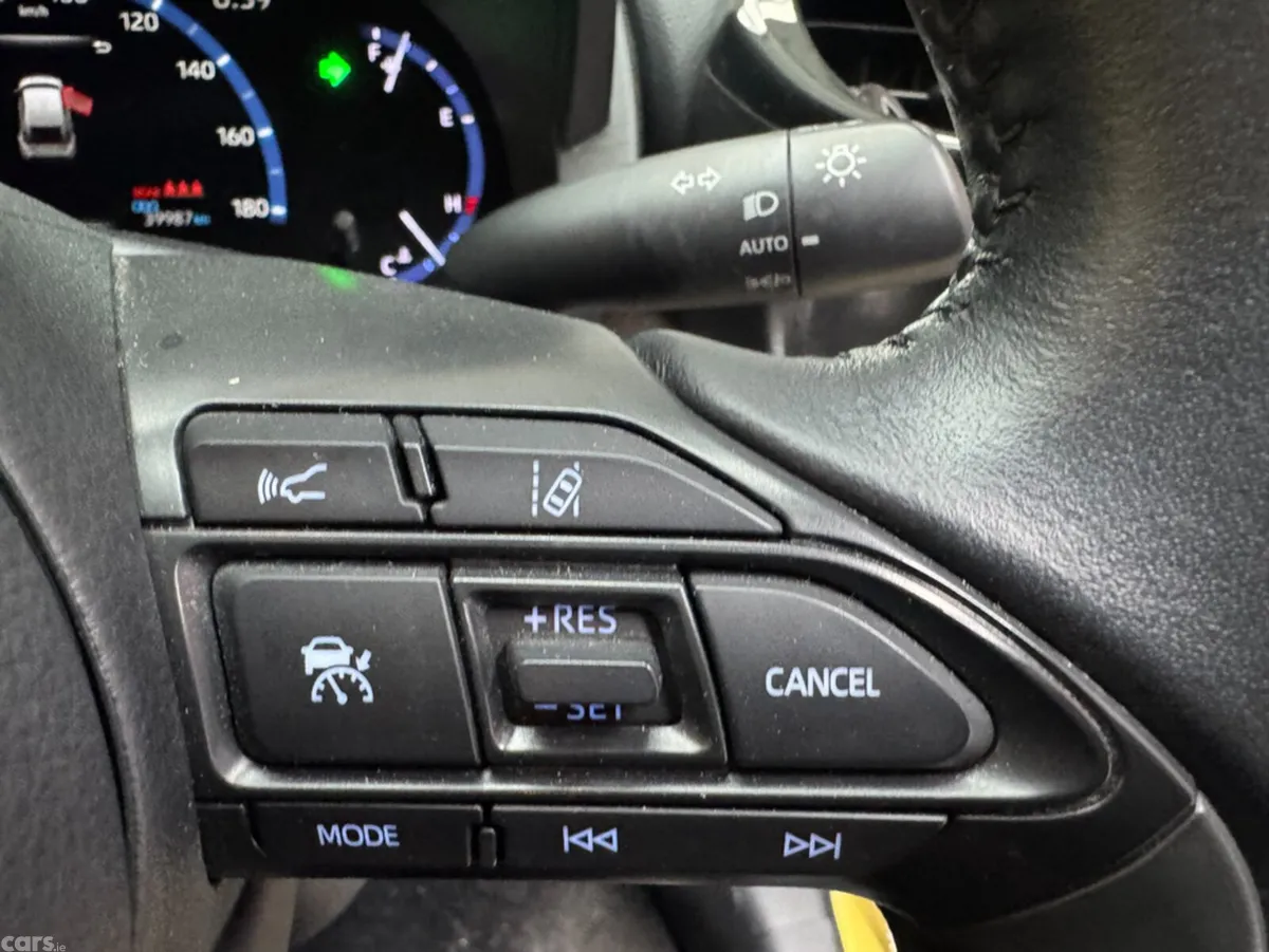 Toyota Yaris Cross SUV, Petrol Hybrid, 2021, Gold