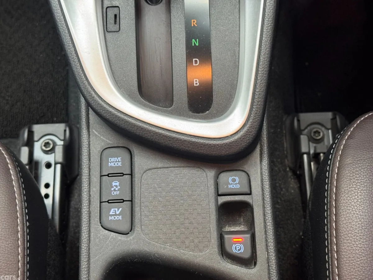 Toyota Yaris Cross SUV, Petrol Hybrid, 2021, Gold