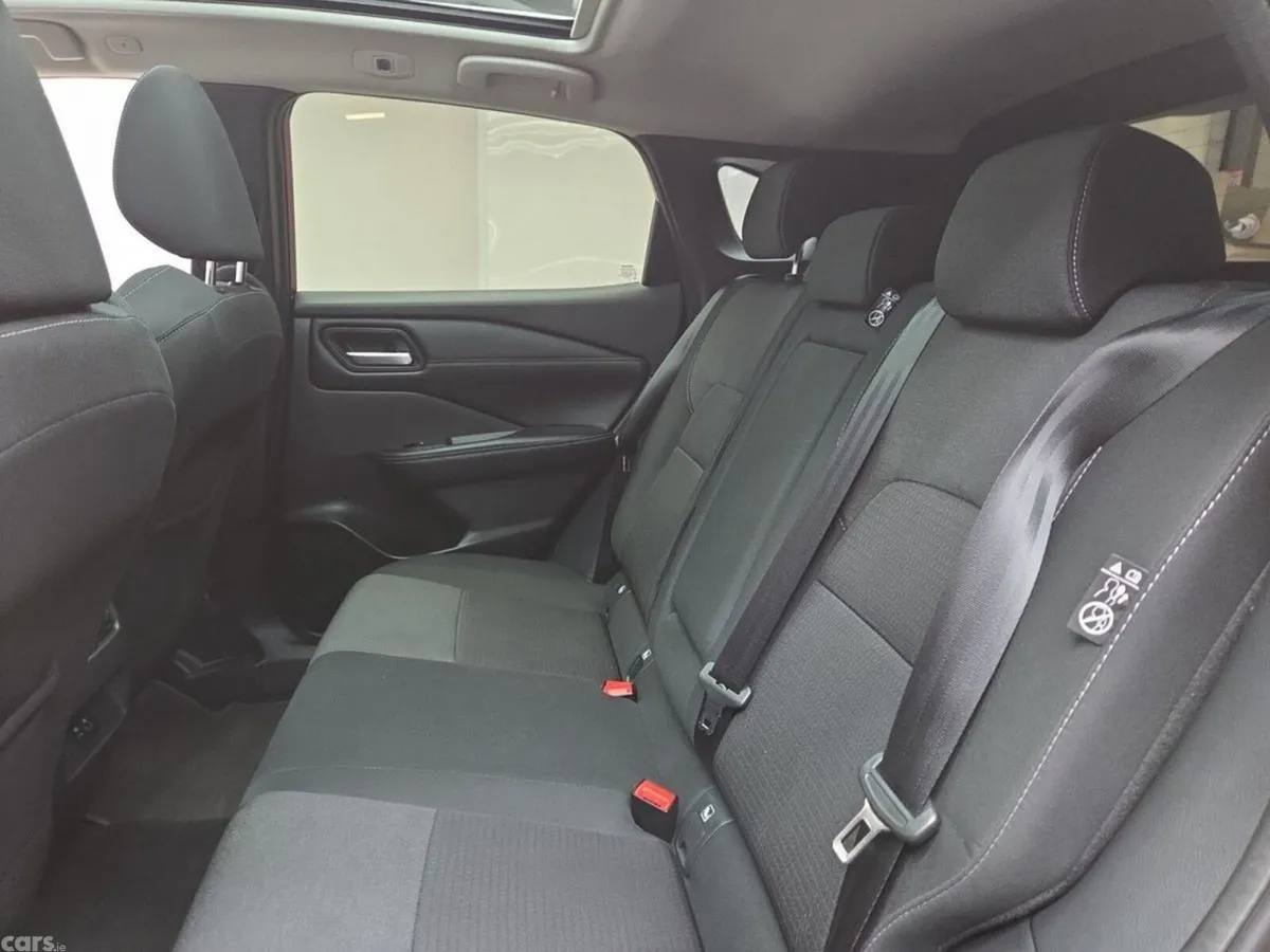 Nissan Qashqai MPV, Petrol, 2023, Red