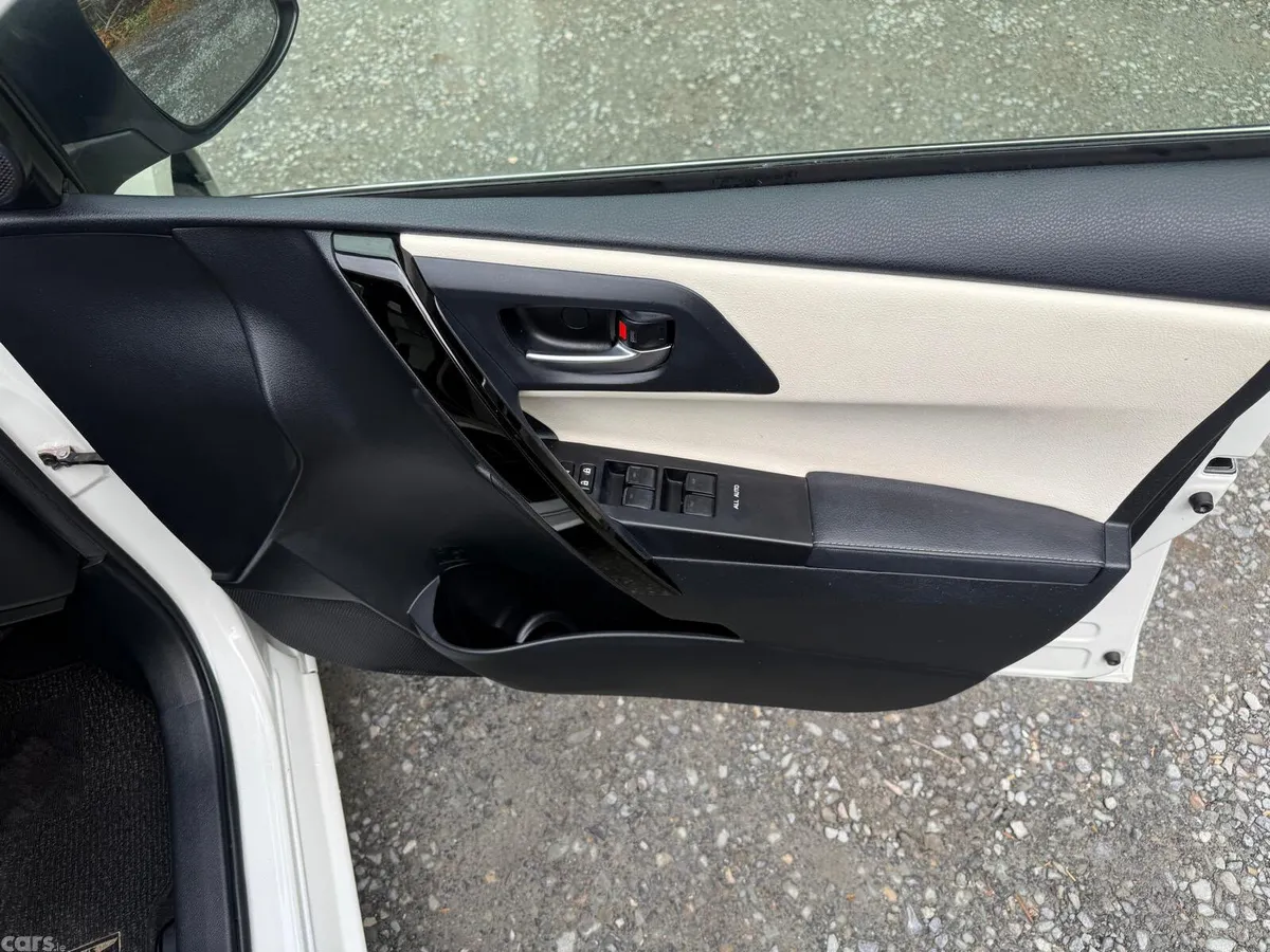 Toyota Auris Hatchback, Petrol Hybrid, 2017, White