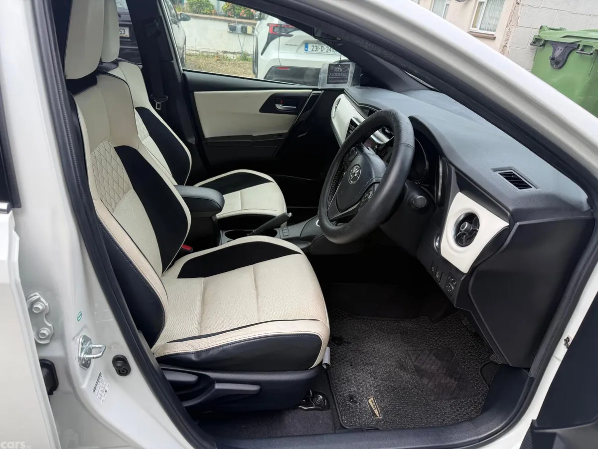 Toyota Auris Hatchback, Petrol Hybrid, 2017, White