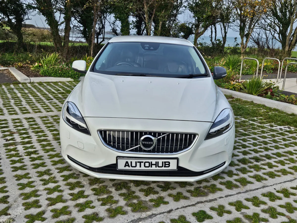 Volvo V40 Hatchback, Diesel, 2016, White