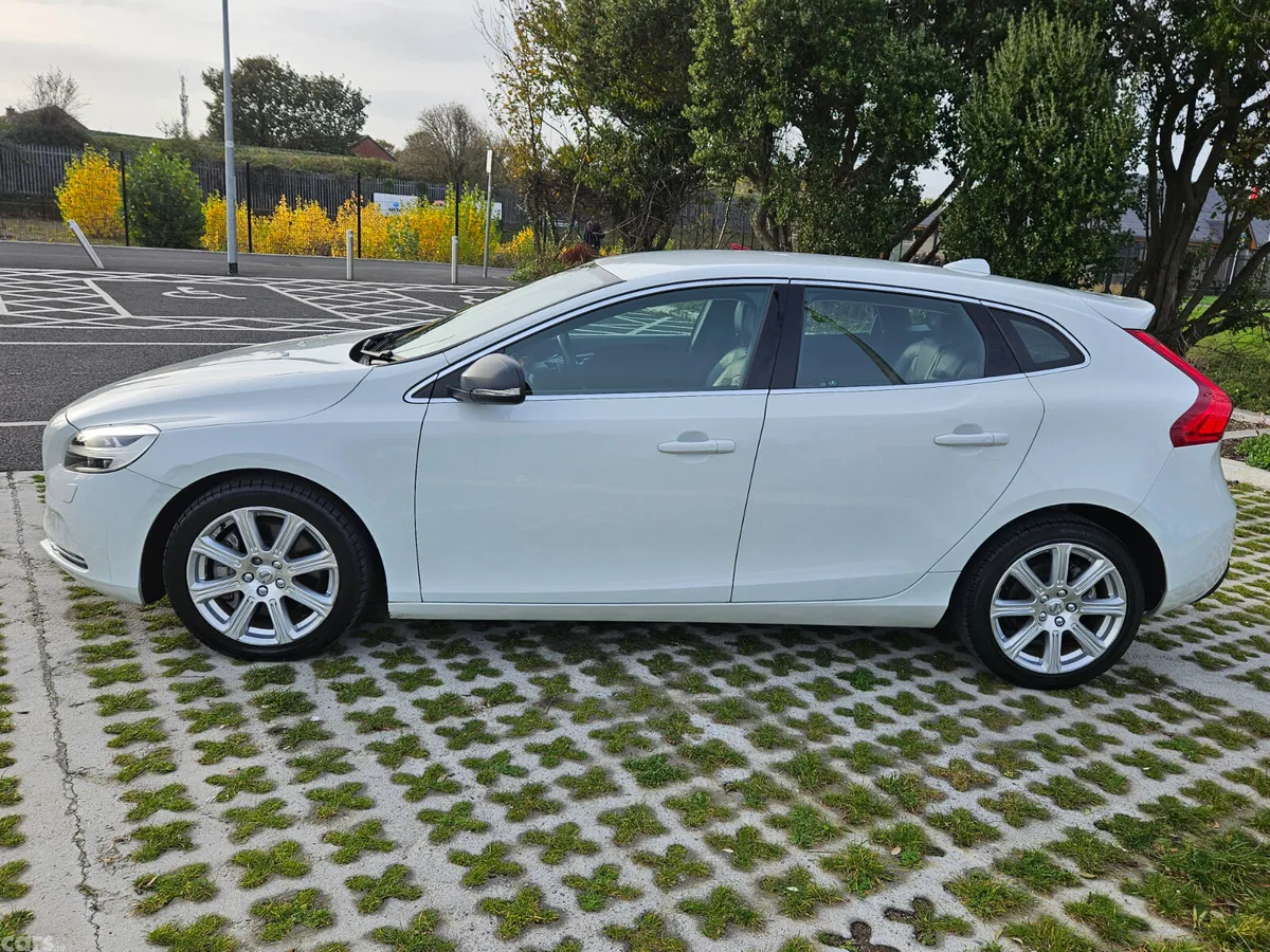 Volvo V40 Hatchback, Diesel, 2016, White