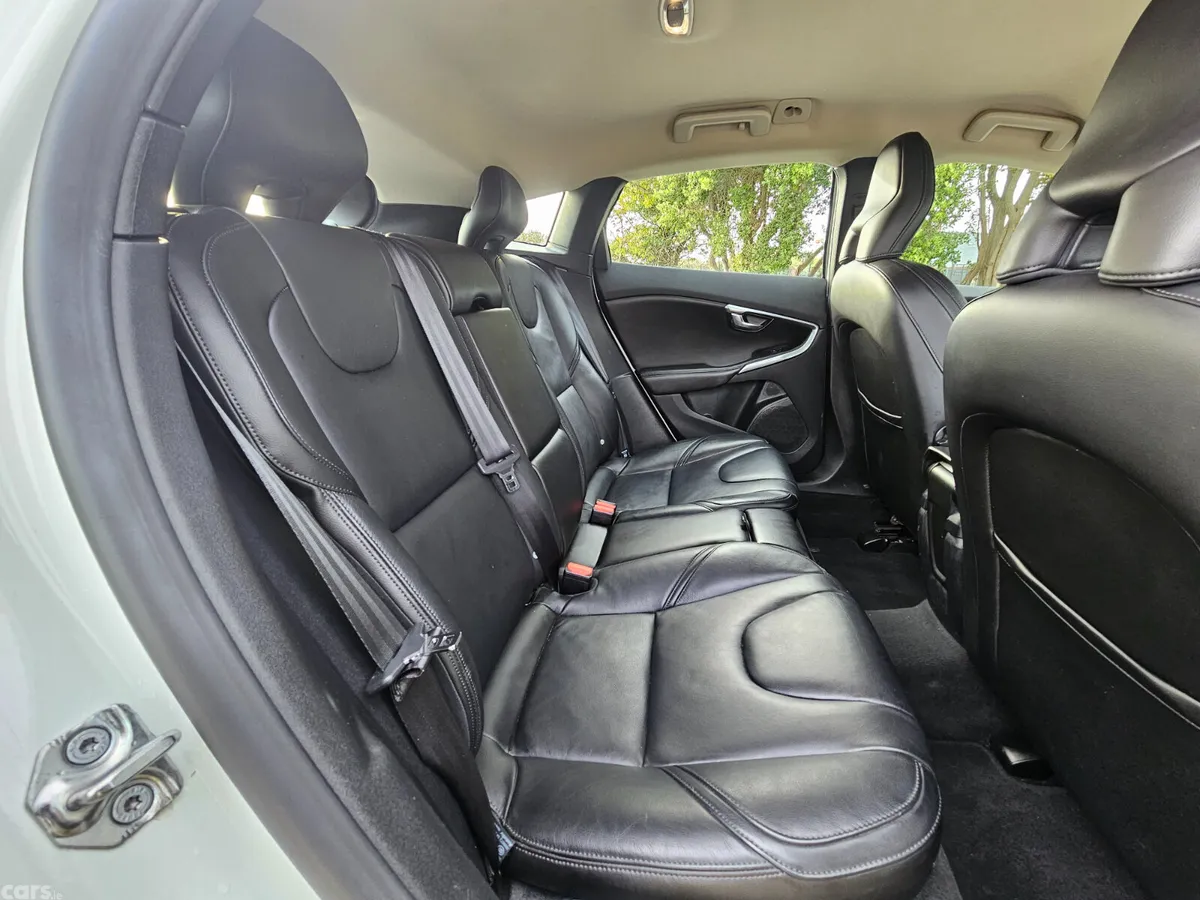 Volvo V40 Hatchback, Diesel, 2016, White