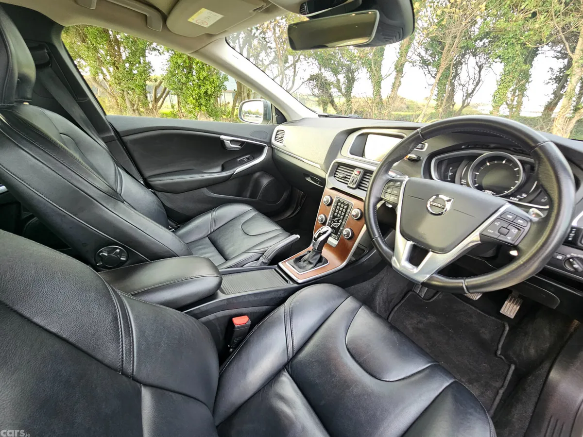 Volvo V40 Hatchback, Diesel, 2016, White