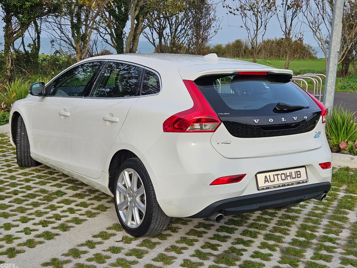 Volvo V40 Hatchback, Diesel, 2016, White