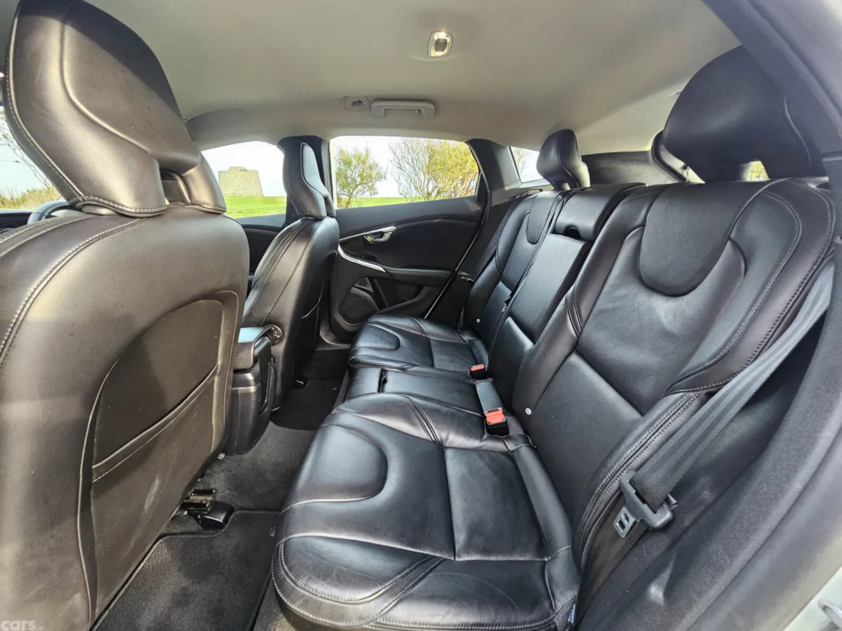 Volvo V40 Hatchback, Diesel, 2016, White