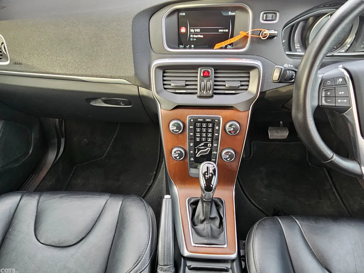 Volvo V40 Hatchback, Diesel, 2016, White
