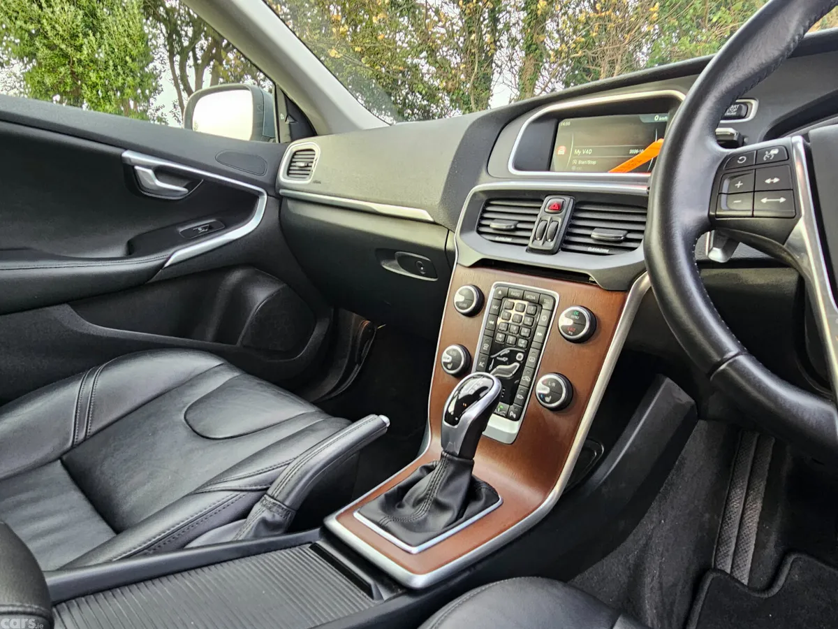 Volvo V40 Hatchback, Diesel, 2016, White