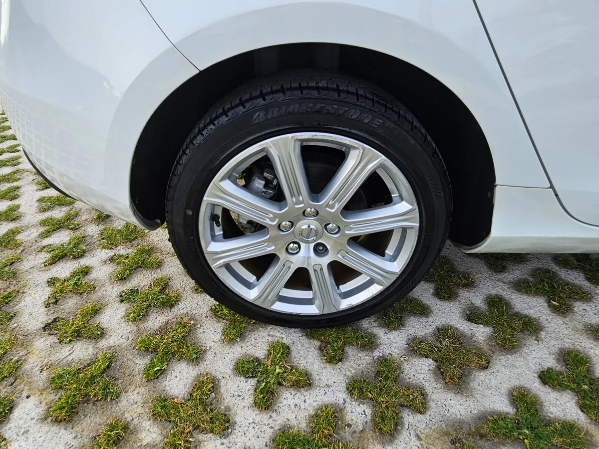 Volvo V40 Hatchback, Diesel, 2016, White
