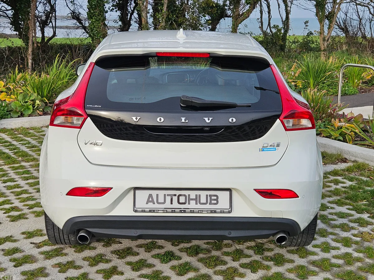 Volvo V40 Hatchback, Diesel, 2016, White