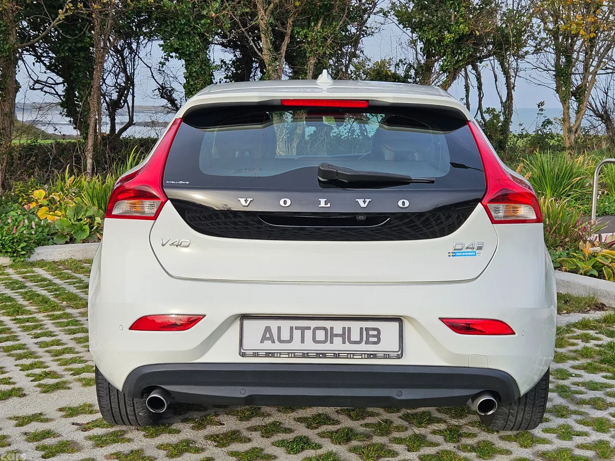 Volvo V40 Hatchback, Diesel, 2016, White
