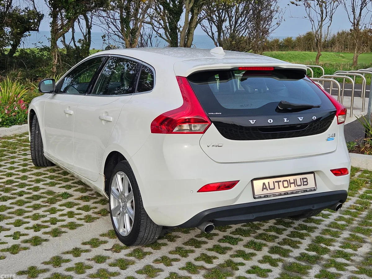 Volvo V40 Hatchback, Diesel, 2016, White