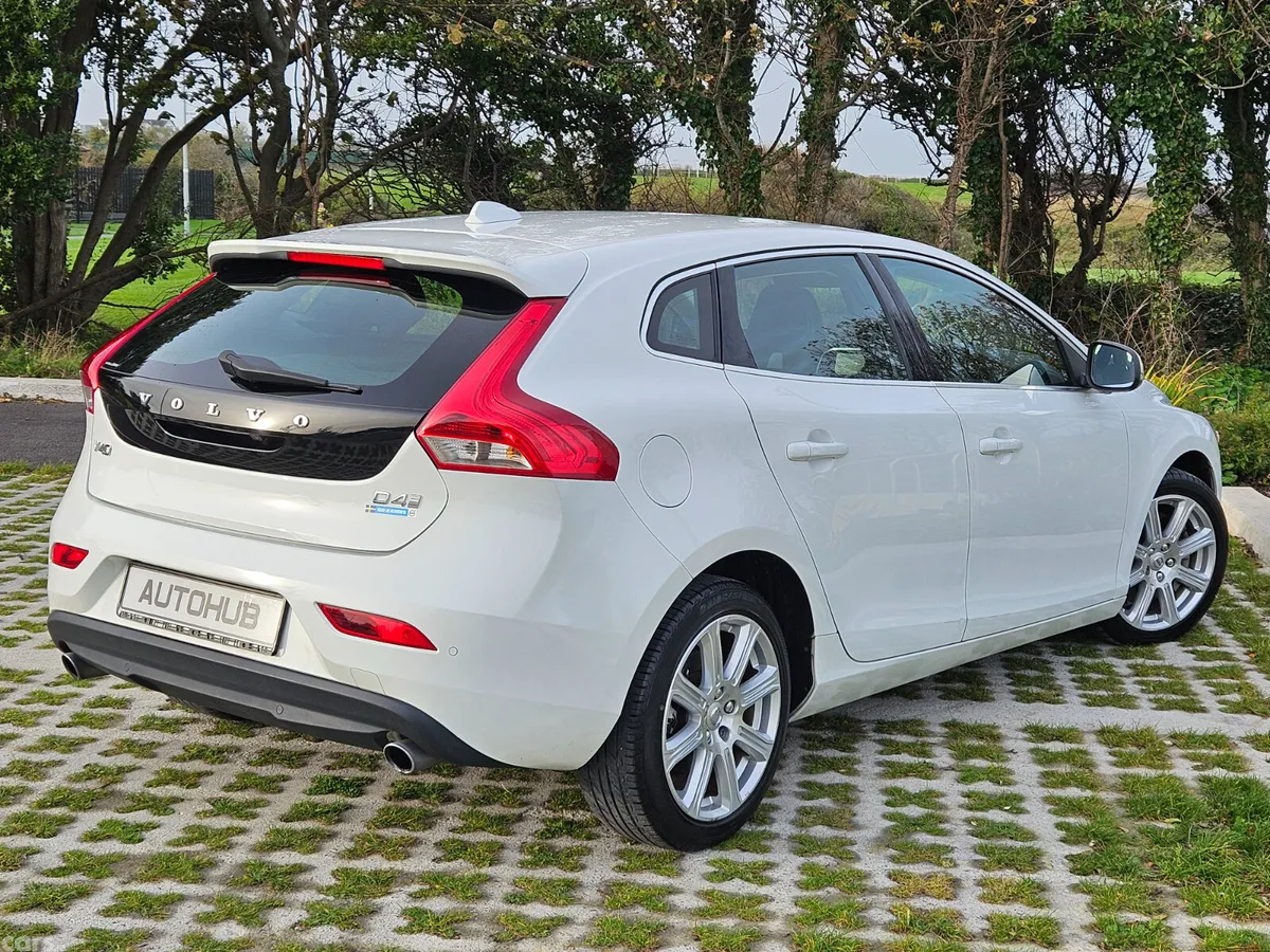 Volvo V40 Hatchback, Diesel, 2016, White