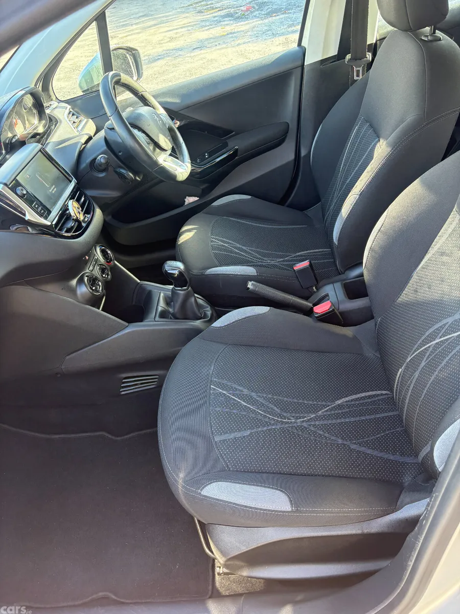 Peugeot 208 Hatchback, Petrol, 2015, Grey