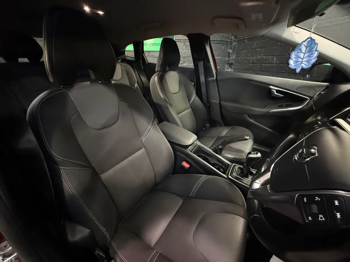 Volvo V40 Hatchback, Diesel, 2017, Red