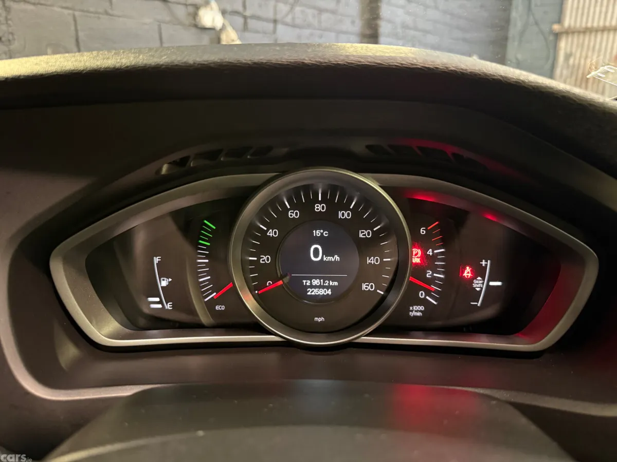 Volvo V40 Hatchback, Diesel, 2017, Red