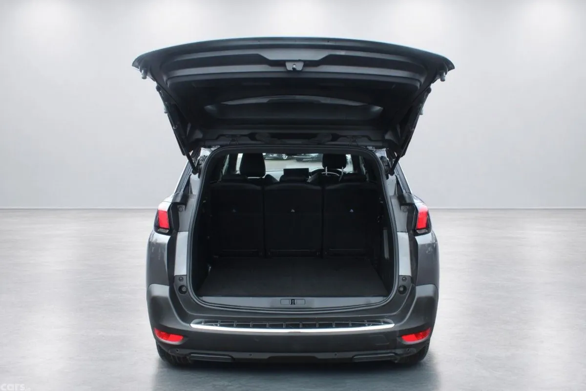 Peugeot 5008 MPV, Diesel, 2024, Grey