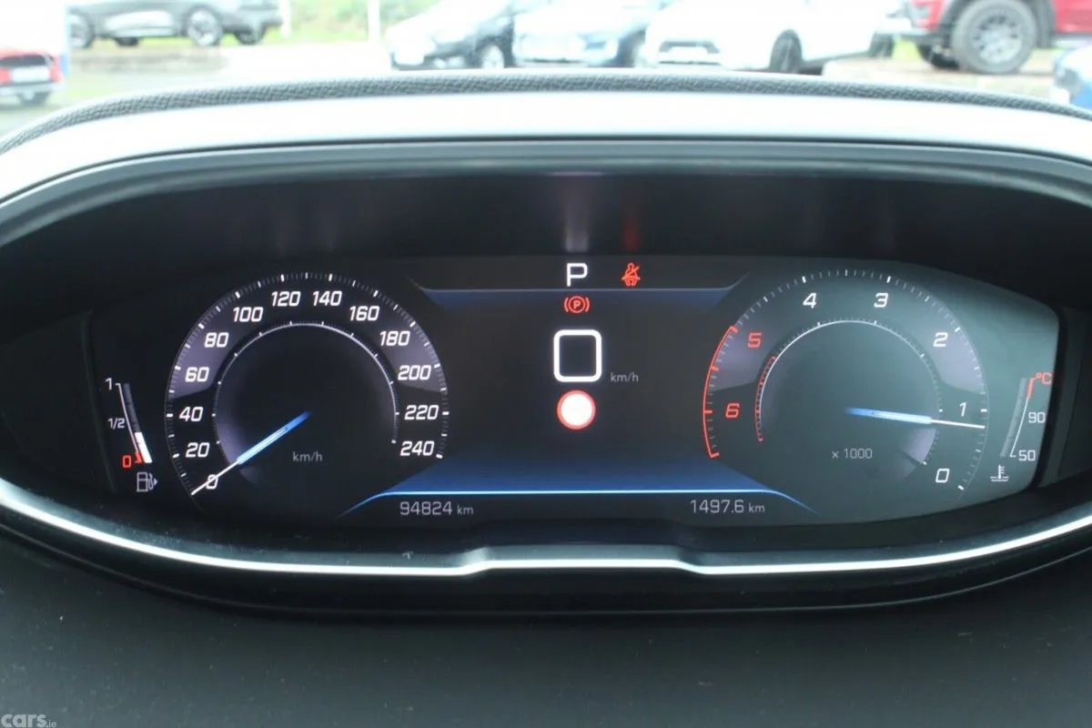 Peugeot 5008 MPV, Diesel, 2024, Grey