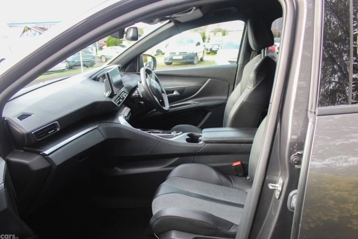 Peugeot 5008 MPV, Diesel, 2024, Grey