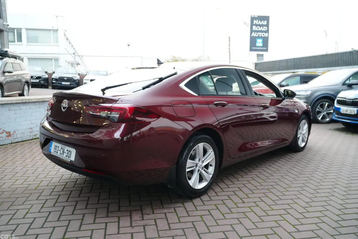 Opel Insignia Hatchback, Diesel, 2019, Red