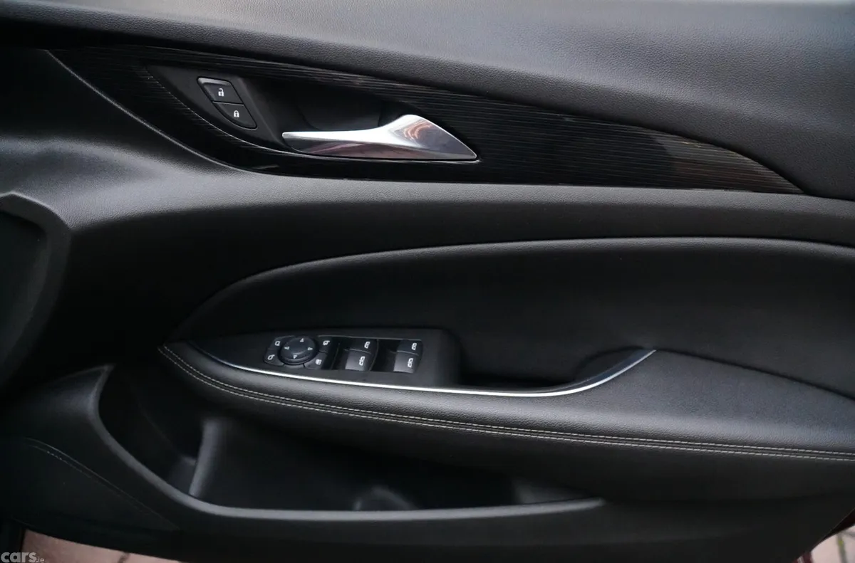 Opel Insignia Hatchback, Diesel, 2019, Red