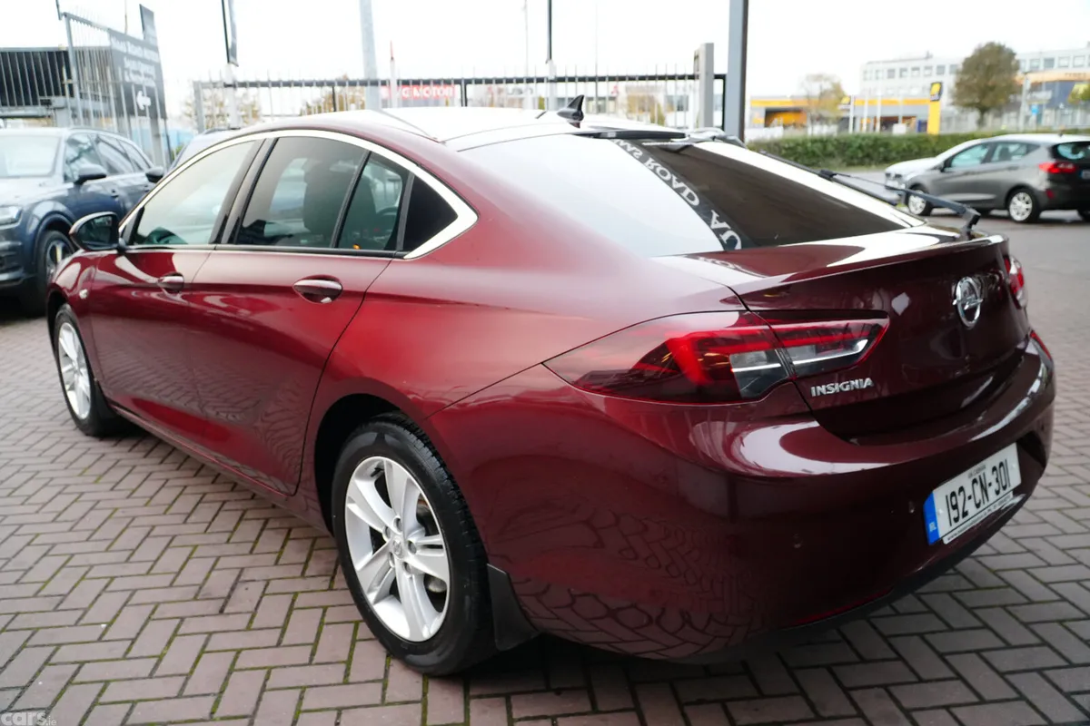 Opel Insignia Hatchback, Diesel, 2019, Red