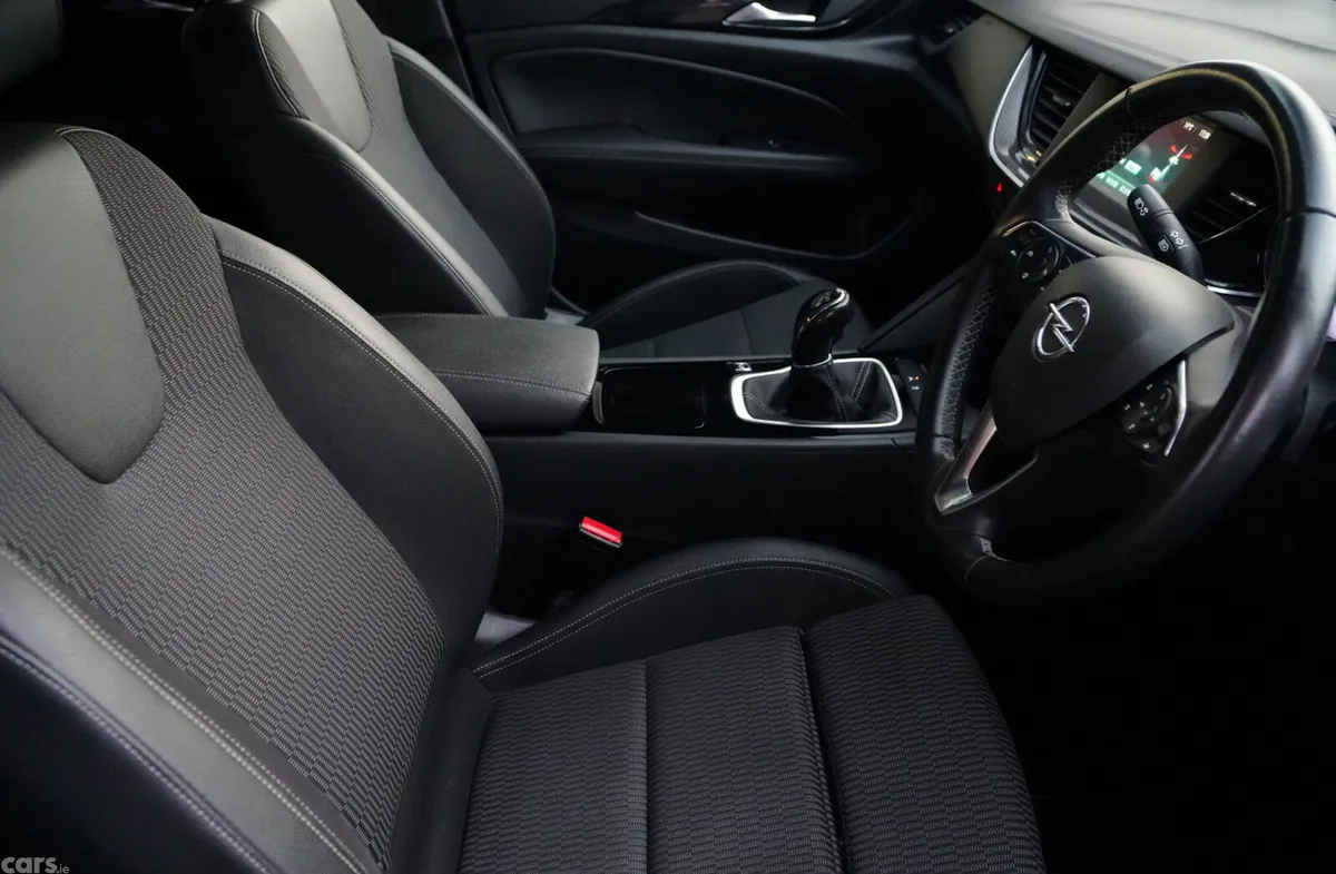 Opel Insignia Hatchback, Diesel, 2019, Red