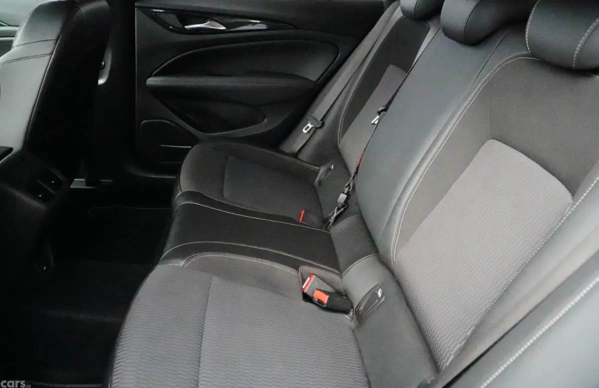 Opel Insignia Hatchback, Diesel, 2019, Red