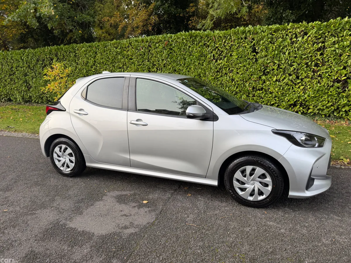 Toyota Yaris Hatchback, Petrol Hybrid, 2022, Silver