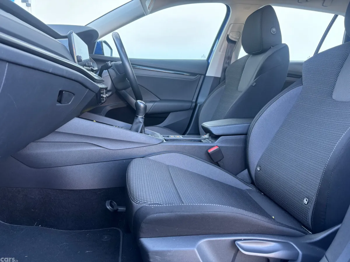 Skoda Octavia Estate, Petrol, 2023, Blue