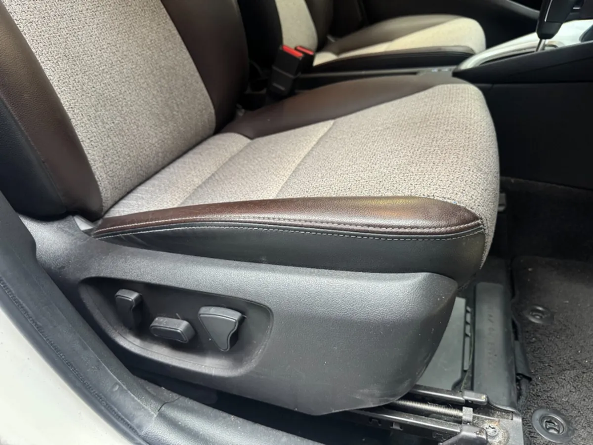 Toyota Yaris Cross SUV, Petrol Hybrid, 2021, White