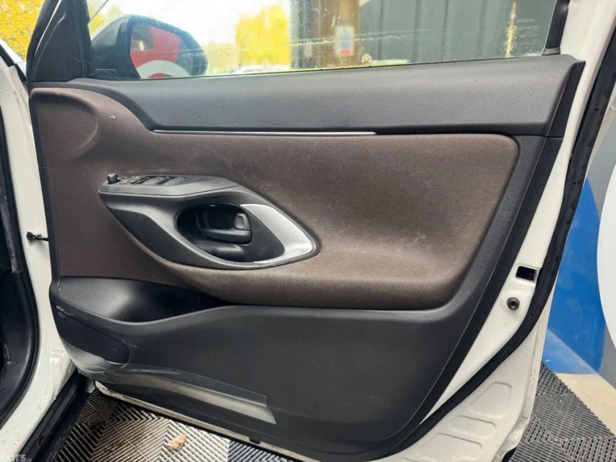 Toyota Yaris Cross SUV, Petrol Hybrid, 2021, White