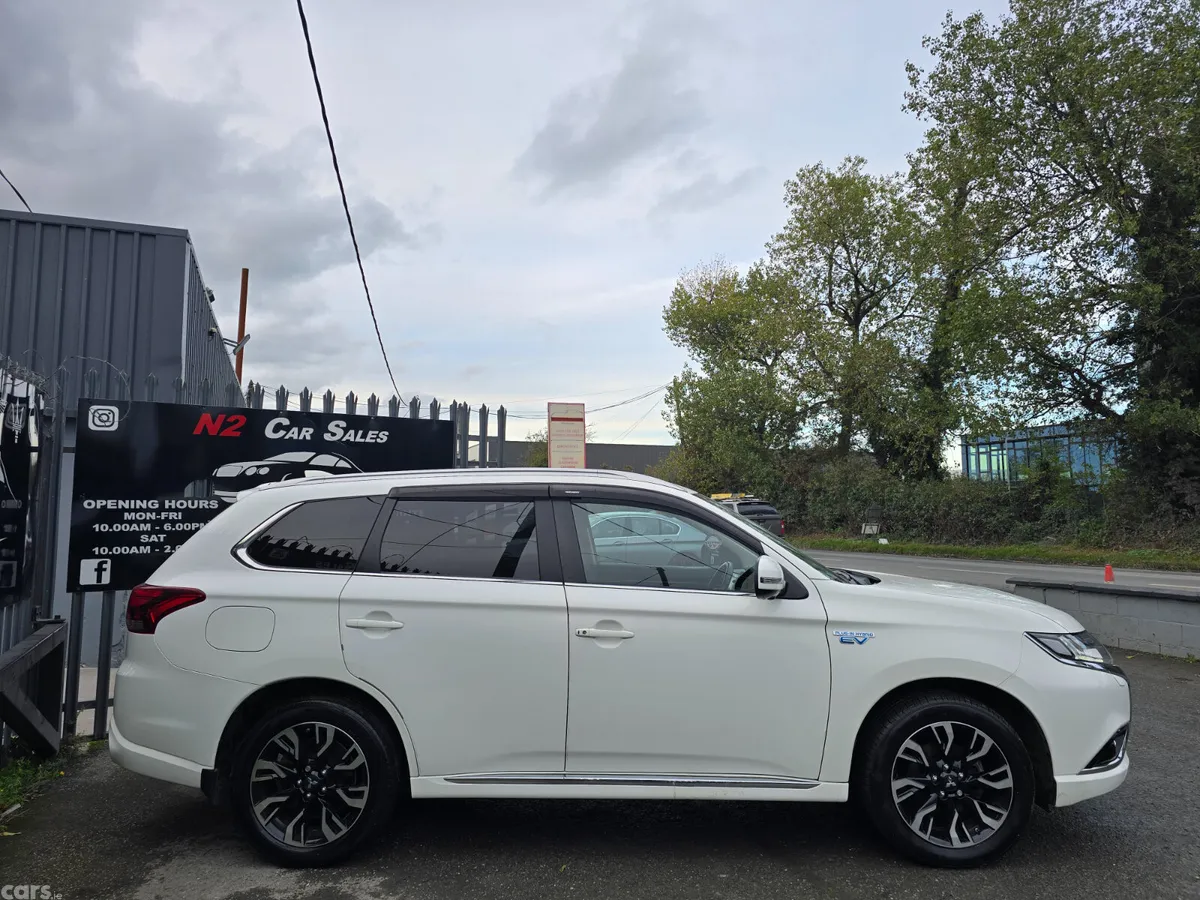 Mitsubishi Outlander SUV, Petrol Plug-in Hybrid, 2017, White