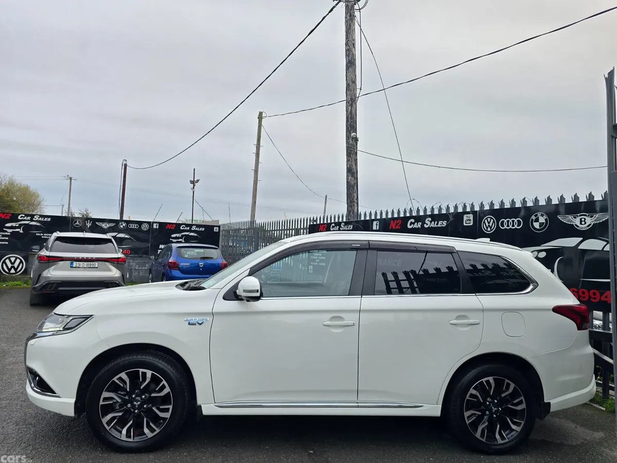 Mitsubishi Outlander SUV, Petrol Plug-in Hybrid, 2017, White
