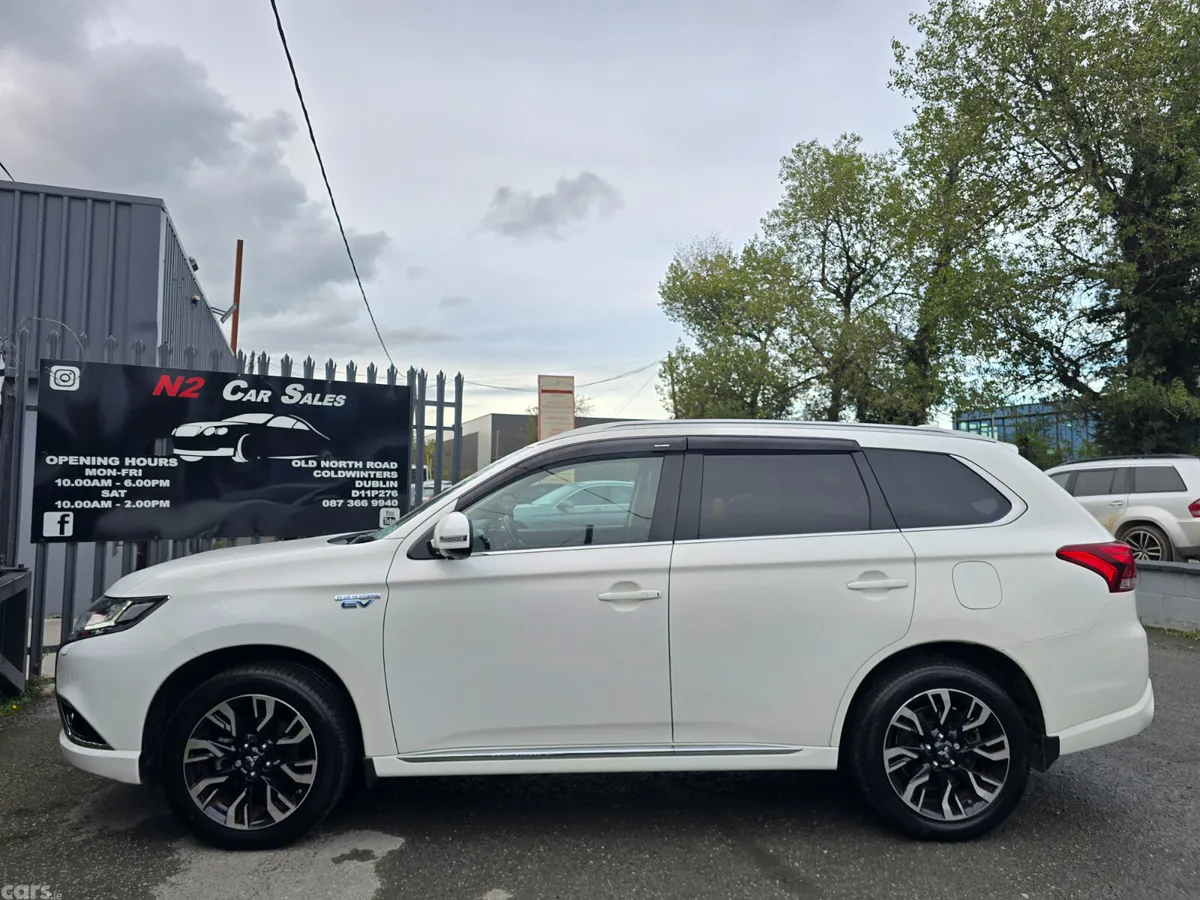 Mitsubishi Outlander SUV, Petrol Plug-in Hybrid, 2017, White