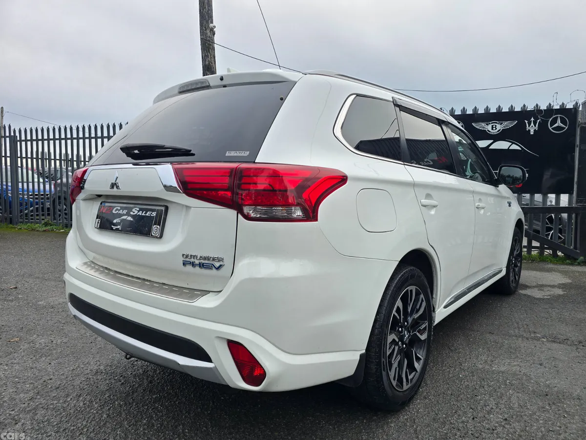 Mitsubishi Outlander SUV, Petrol Plug-in Hybrid, 2017, White