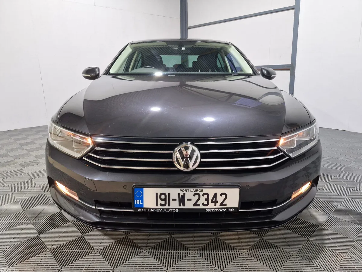 Volkswagen Passat Saloon, Diesel, 2019, Grey