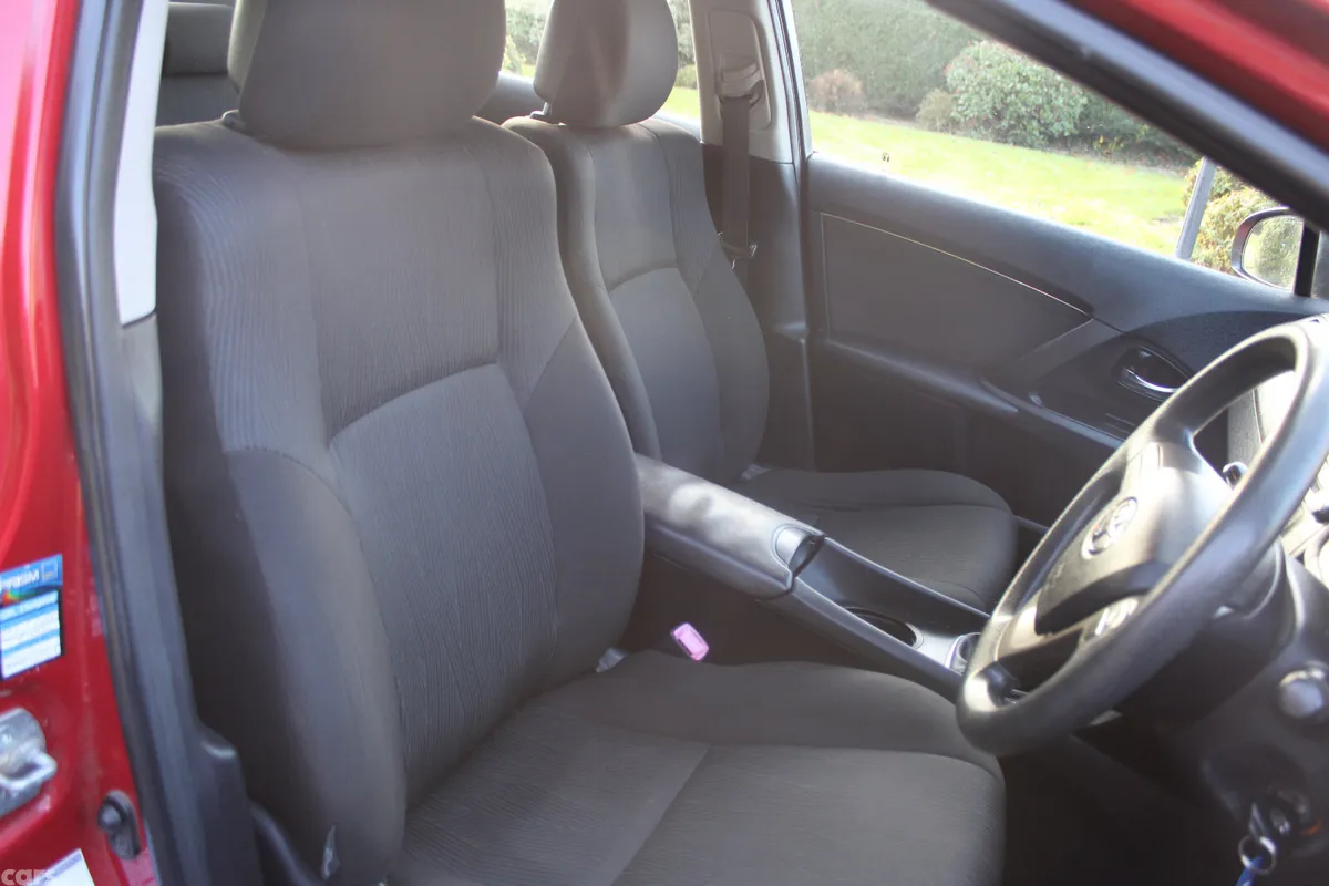 Toyota Avensis Saloon, Diesel, 2012, Red