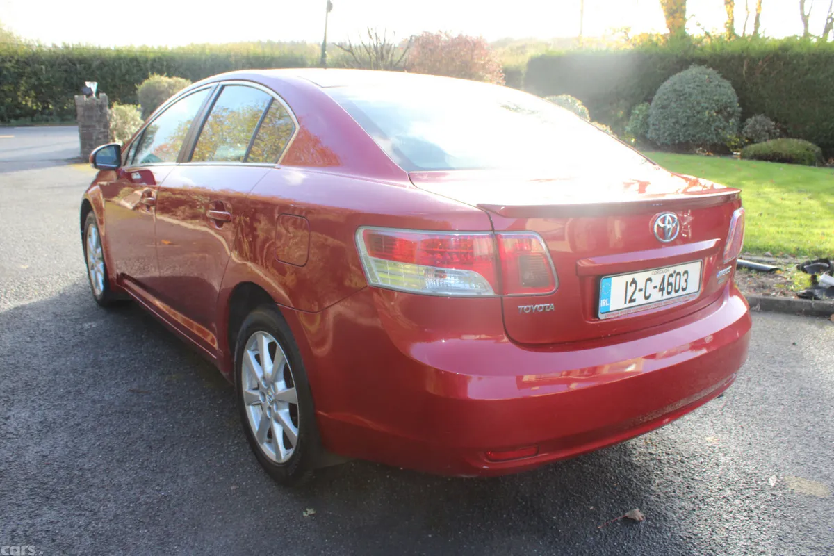Toyota Avensis Saloon, Diesel, 2012, Red