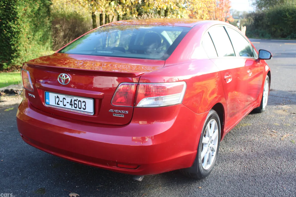 Toyota Avensis Saloon, Diesel, 2012, Red