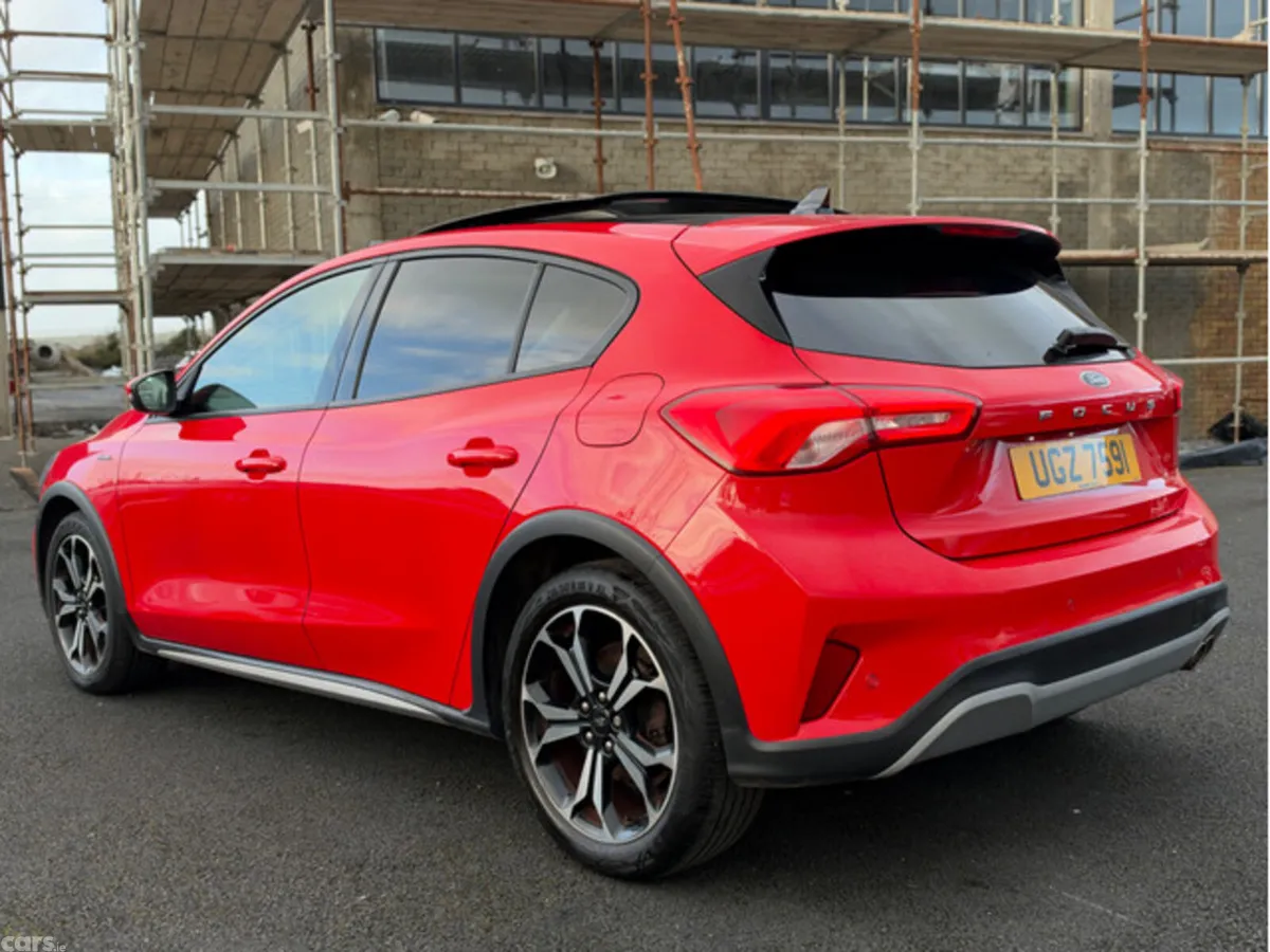 Ford Focus Hatchback, Diesel, 2021, Red