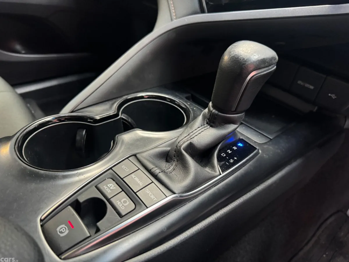 Toyota Camry Saloon, Petrol Hybrid, 2021, Silver