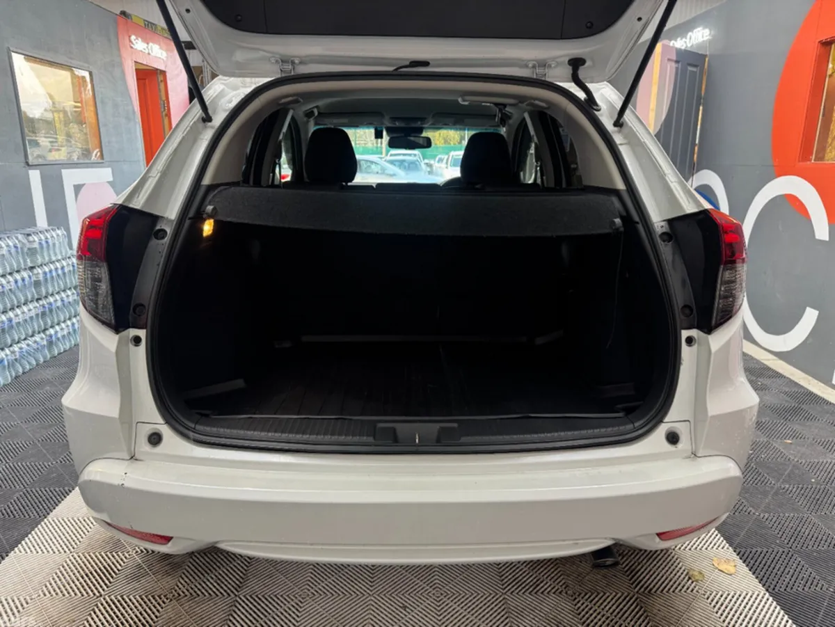 Honda Vezel SUV, Petrol Hybrid, 2020, White